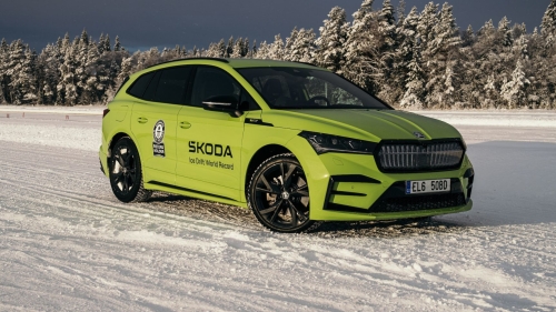Škoda Enyaq RS iV conquista due Guinness World Record: 7,351 km di derapata su ghiaccio